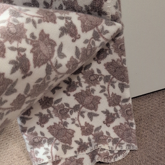 Harlow Fine Linens Floral Reversible Throw in Cream and Brown NWT - Picture 4 of 9